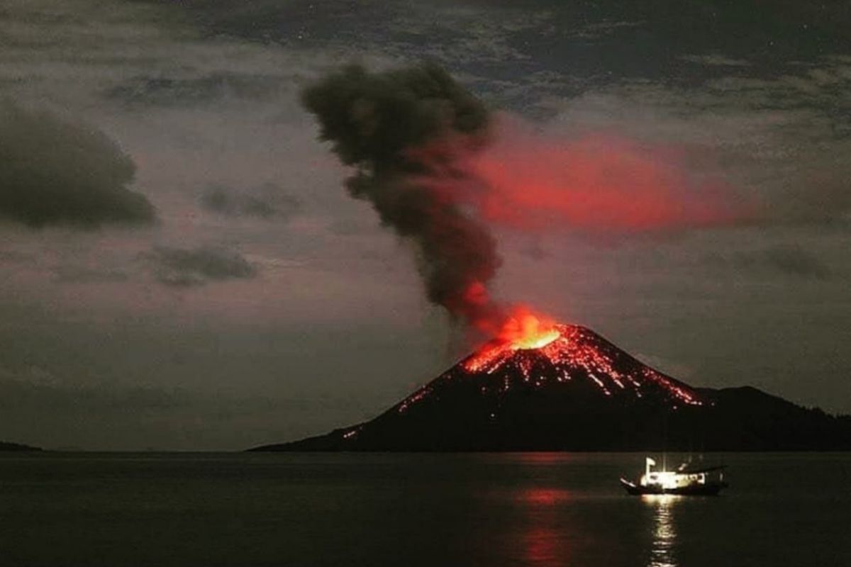 아낙 크라카타우(Anak Krakatau) 폭발, 화산재로 뒤덮인 자카르타