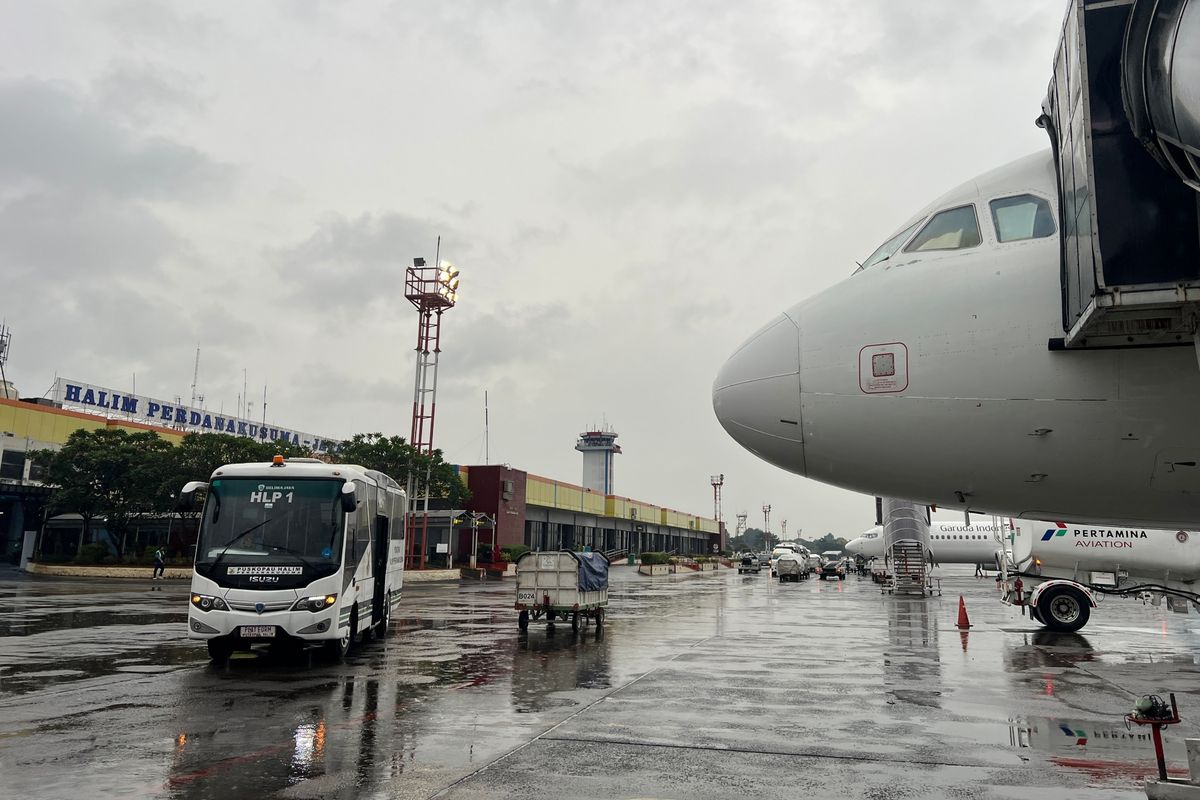 화산재로 인해 자카르타 공항 2개가 마비되어 1,111개의 항공편에 영향을 미쳤습니다